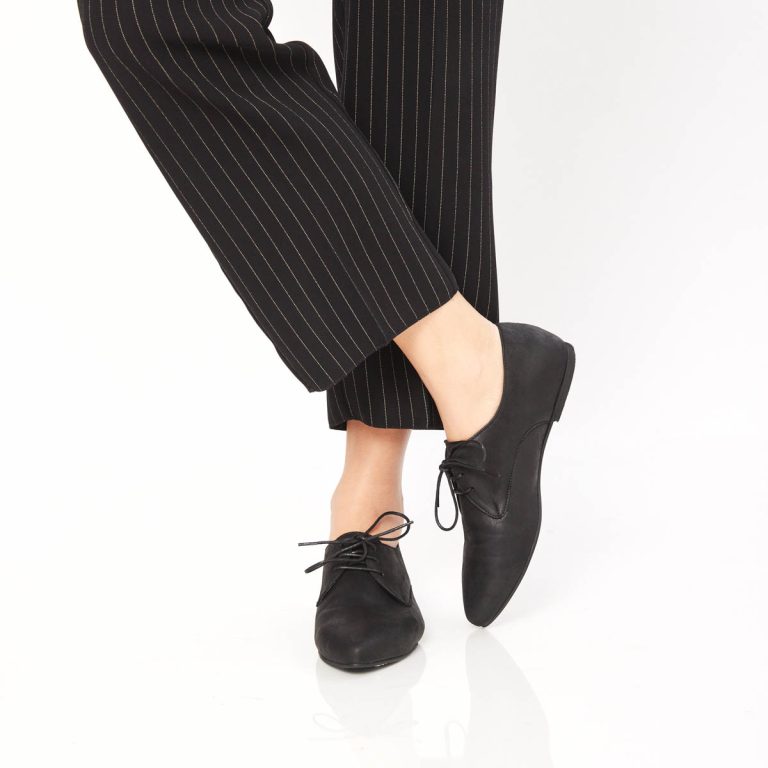 נעלי אוקספורד בצבע שחור לנשים